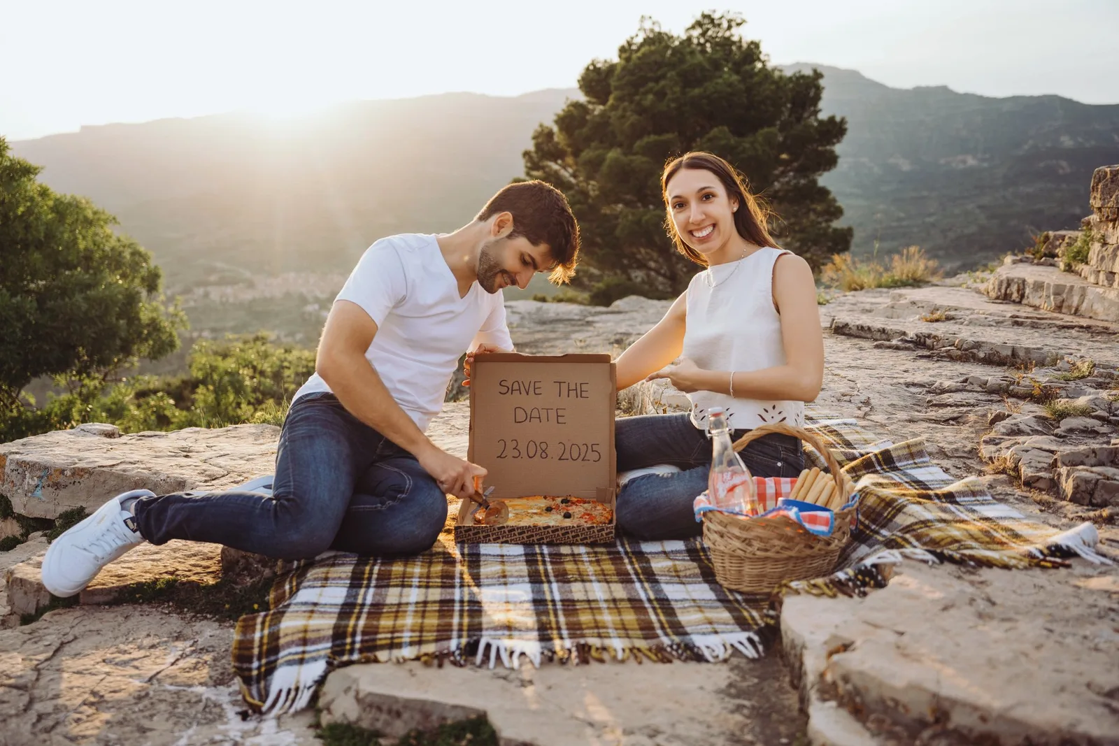 Sesión de preboda en Tarragona: ideas originales en Siurana con picnic y pizza